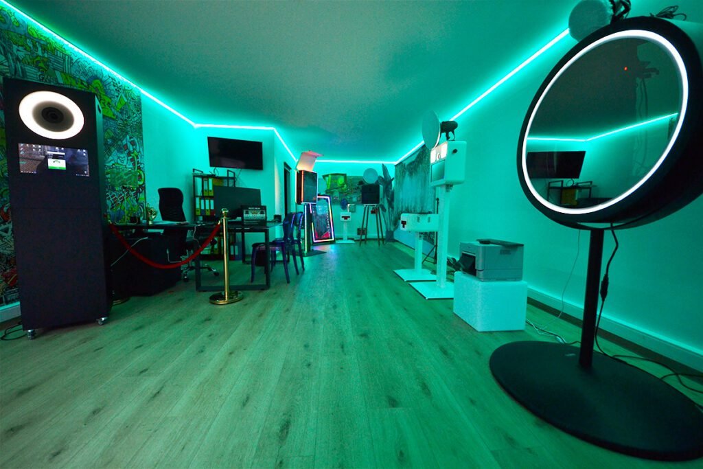 Visiteurs dans le showroom de Photobooth Party Liège